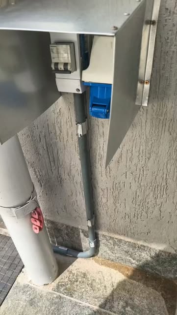 Eletroduto e caixa de disjuntor instalados na parede para alimentar o ar-condicionado
