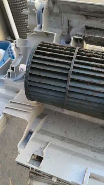 Evaporadora de ar-condicionado desmontada para limpeza da turbina