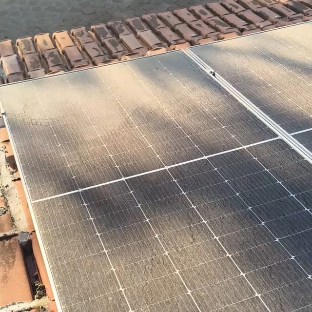Placas solares em telhado durante limpeza